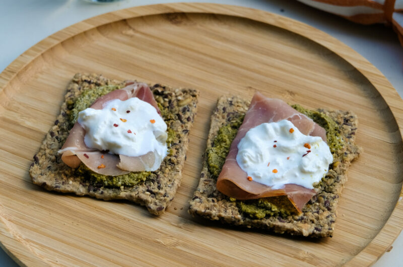 Burrata Cracker met Pesto en Parmaham